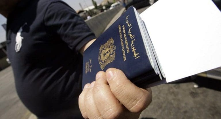 Tráfico de passaportes cresce com os obstáculos aos refugiados