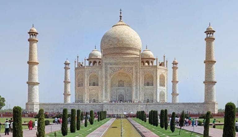 Excrementos de insetos ameaçam o mármore branco do Taj Mahal