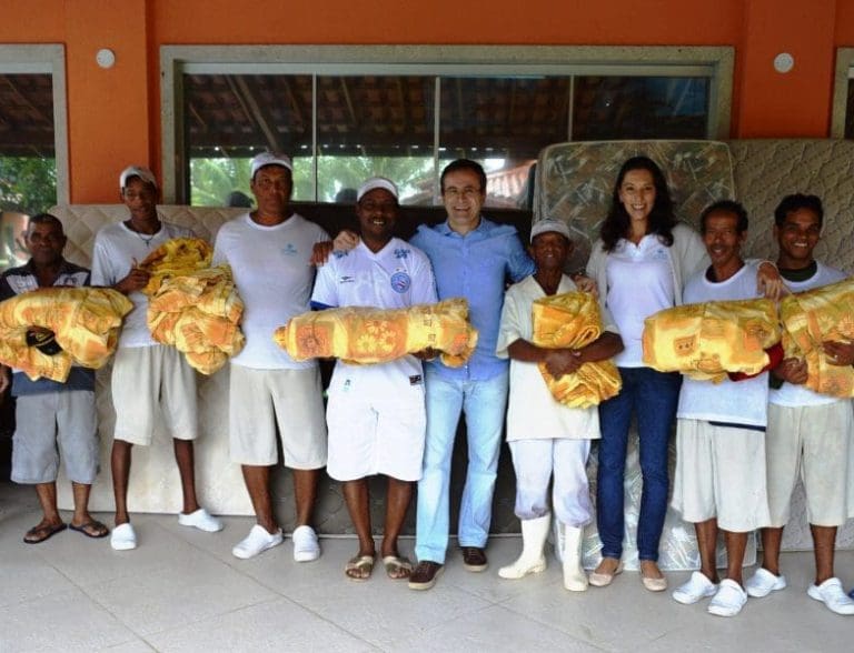 Colaboradores do La Torre ganham colchões e cobertores na Campanha Solidária