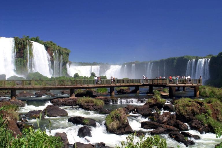 Tocha Olí­mpica passa pelas Cataratas do Iguaçu e Marco das Américas