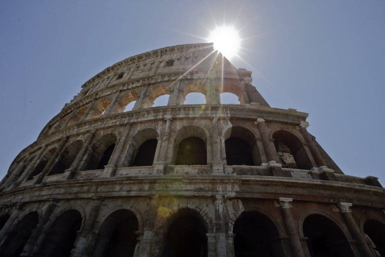 Coliseu de Roma volta a brilhar em todo o seu esplendor