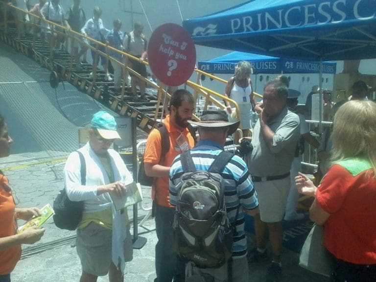 Turistas são recebidos por guias e monitores no porto de Salvador (BA)