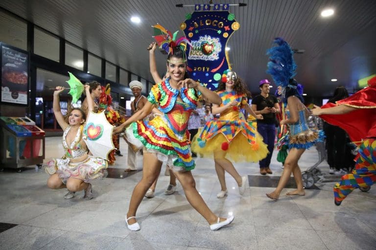 Aeroporto Internacional do Recife recepciona turista no clima do Carnaval