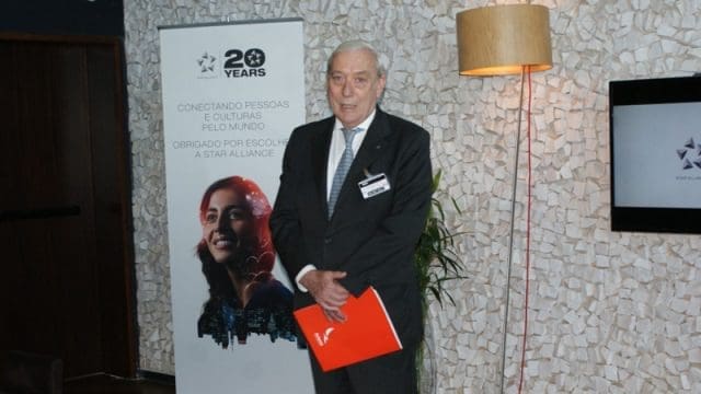 Ian Gillespie encerrou agradecendo o apoio de funcionários e colaboradores, convidando a todos presentes a provarem o bolo feito especialmente para a ocasião (Foto: Lucas Kina)