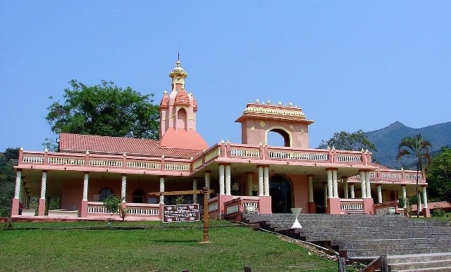 Um pedacinho da Serra da Mantiqueira e do Templo Hare Krishna na Fazenda  Nova Gokula. Essa foto foi de uma das inúmeras vezes que visitei este belo  lugar. – Bilde av Fazenda