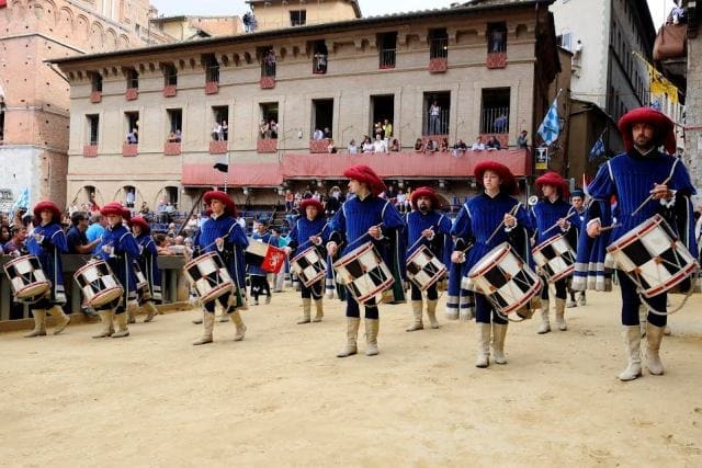 Palio di Siena traz clima medieval e hospedagem no Hotel Laticastelli, na Toscana