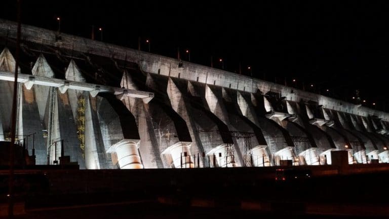 Itaipu adota Outubro Rosa e ilumina barragem em campanha contra o cí¢ncer de mama