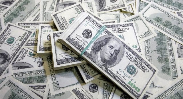 Cotação do dólar fecha acima de R$ 3,30, maior valor em quatro meses