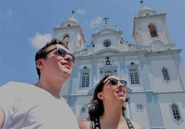 Luana Bastos e Marden Couto, jornalistas do Turismo de Minas, optam por vida “on the road”