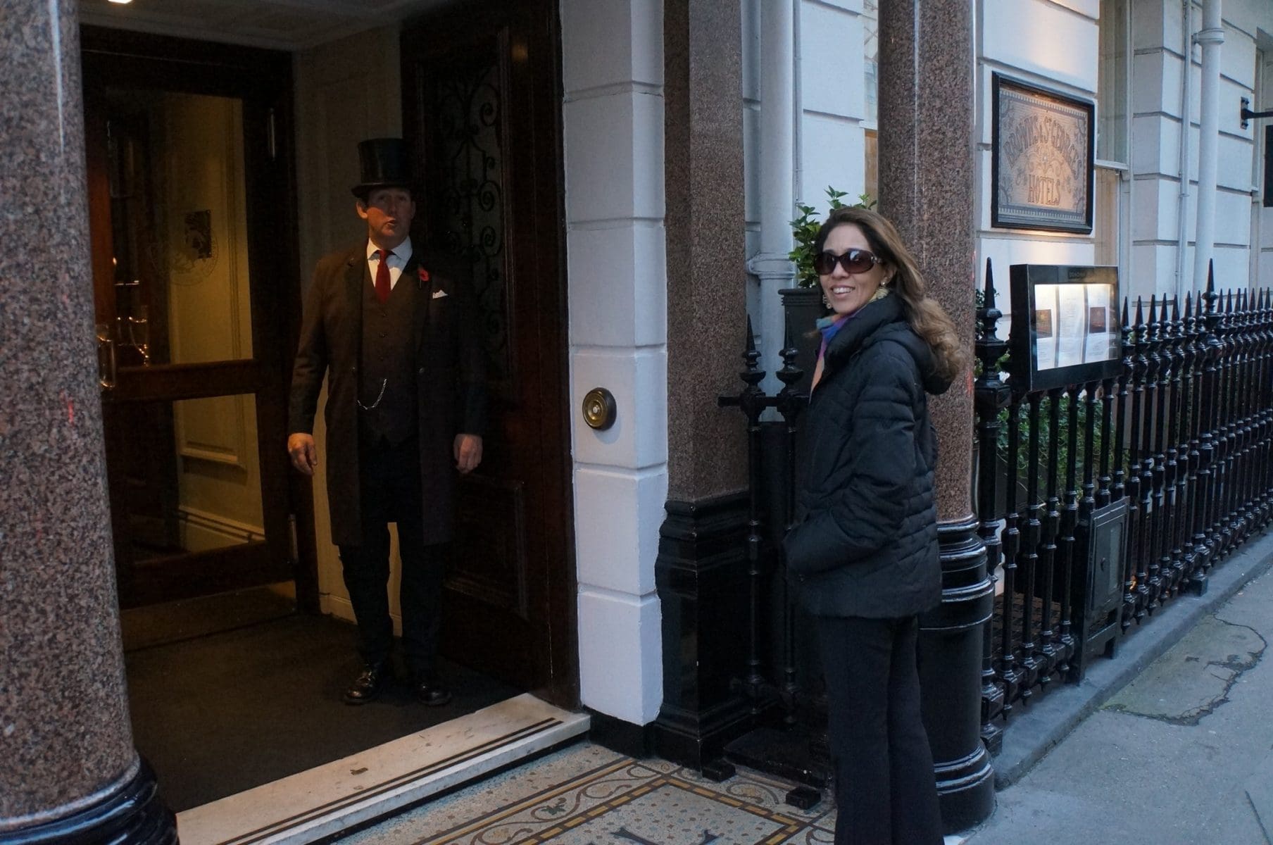 A Jornalista Adriana Reis na entrada do Hotel Brown’s
