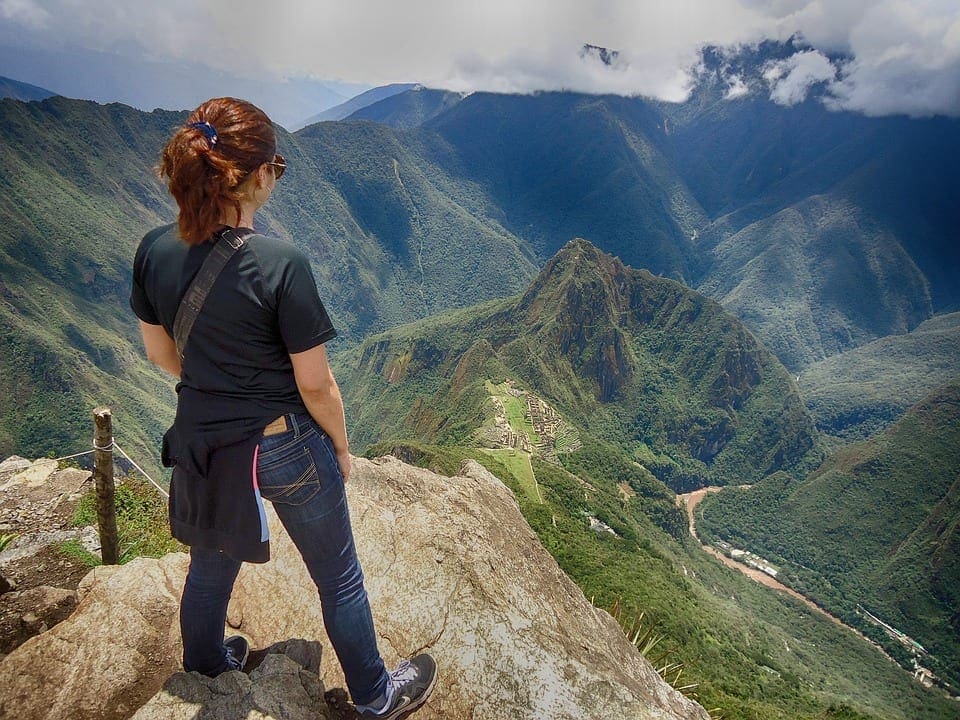 Agente de viagem apresenta cinco dicas para mulheres que desejam viajar sozinhas