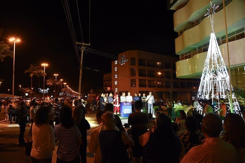 Orla do Atalaia em Aracaju ganha iluminação alusiva ao 