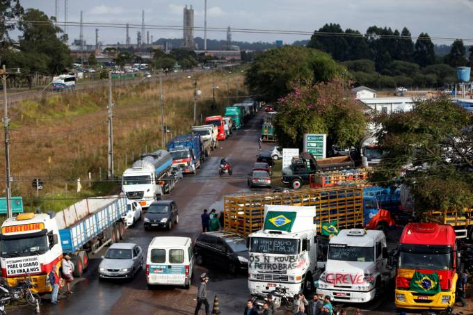 Caminhoneiros ameaçam iniciar nova greve dia 29 de abril