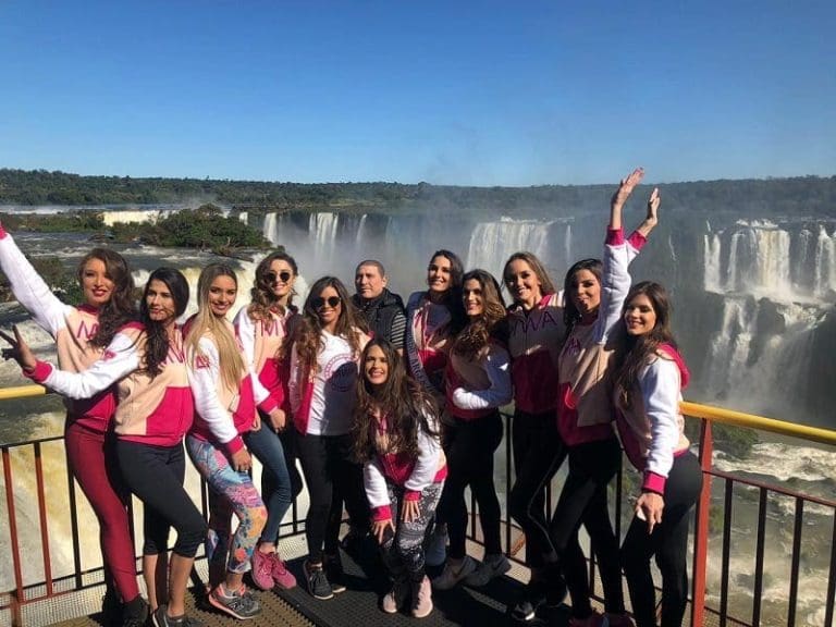 Candidatas do Miss Mundo Argentina visitam atrativos de Foz do Iguaçu