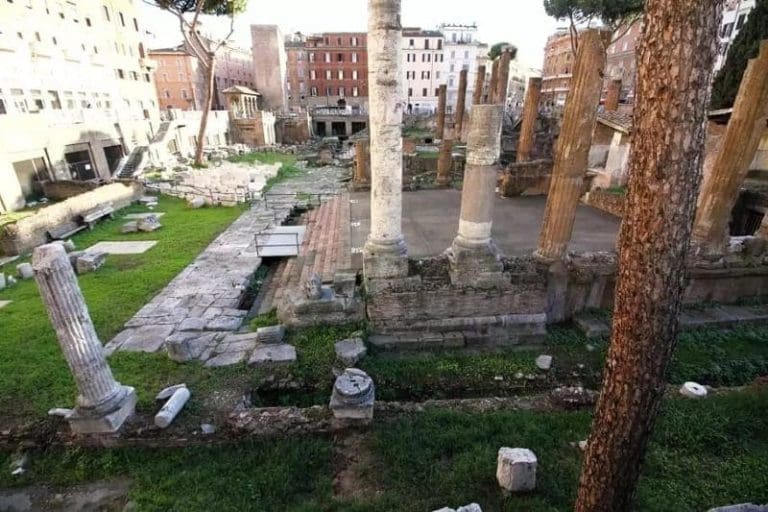 Largo di Torre Argentina, lar de ruí­nas históricas e gatos