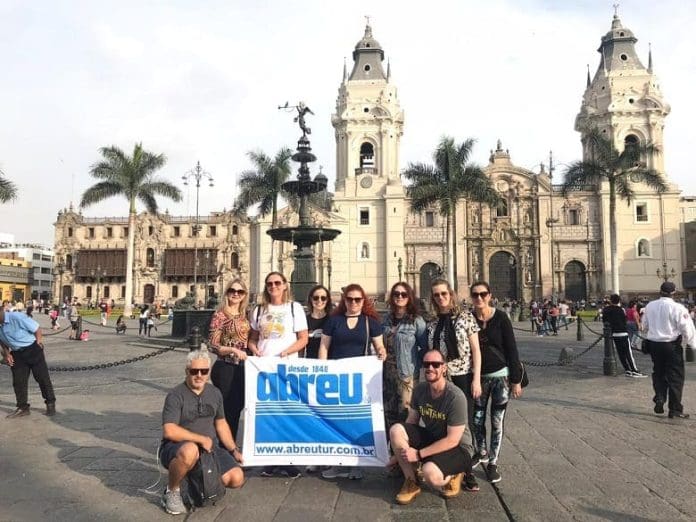 Grupo de agentes de viagens parceiros da Abreu durante viagem pelo Peru