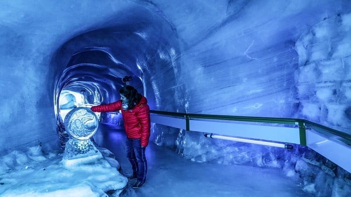 Gruta de Gelo é atração para todas as idades em TITLIS na Suí­ça