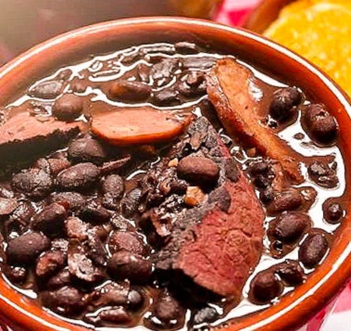 Brisa Barra Hotel realiza feijoada pré carnavalesca imperial