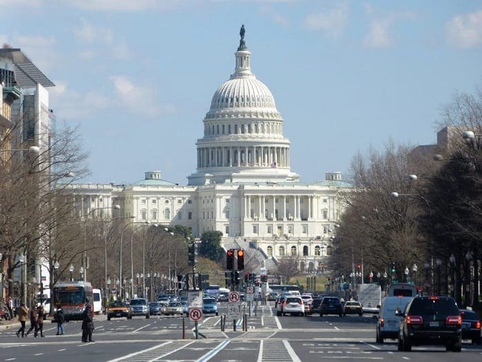 EUA: Senado aprova pacote histórico de US$ 2 trilhões contra efeitos da COVID-19