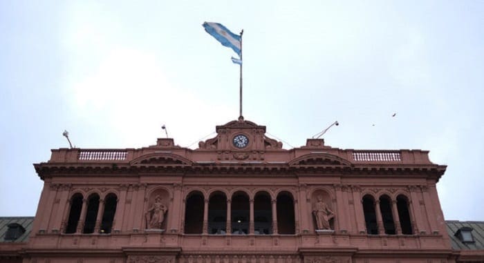 Presidente da Argentina anuncia quarentena obrigatória