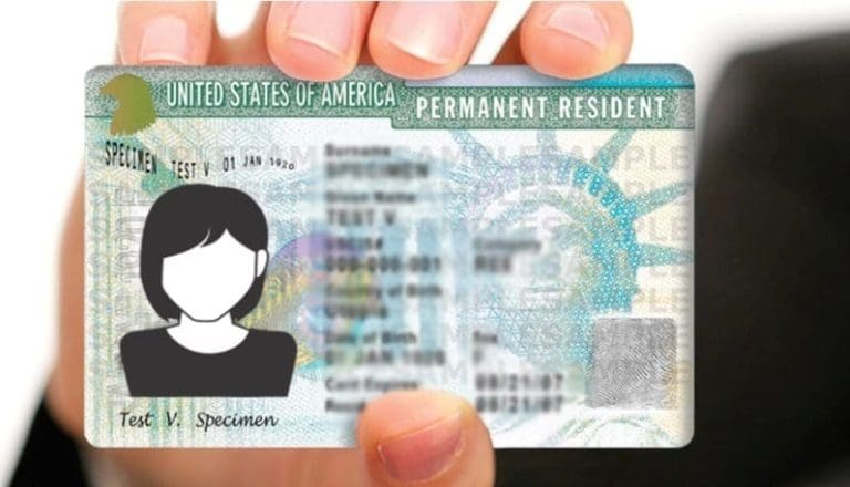 O que muda com a suspensão do green card emitido pelos EUA?