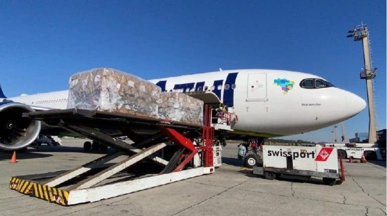 Chegam da China 133 respiradores trazidos pela Azul Cargo Express