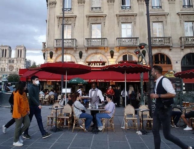 Paris reabre bares, cafés e restaurantes