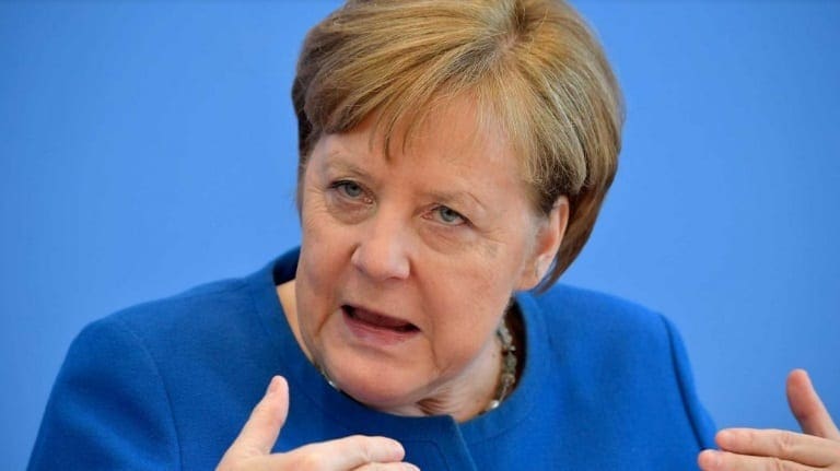 Angela Merkel limita reuniões sociais para conter novo surto de covid-19