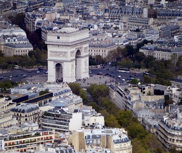 França entra em “alerta máximo” e terá toque de recolher contra a Covid-19