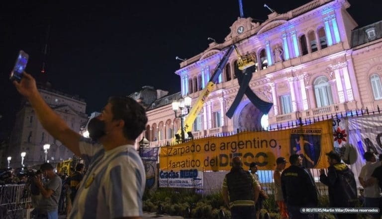 Maradona leva milhares de Argentinos í  Casa Rosada para sua despedida (Veja Ví­deo)