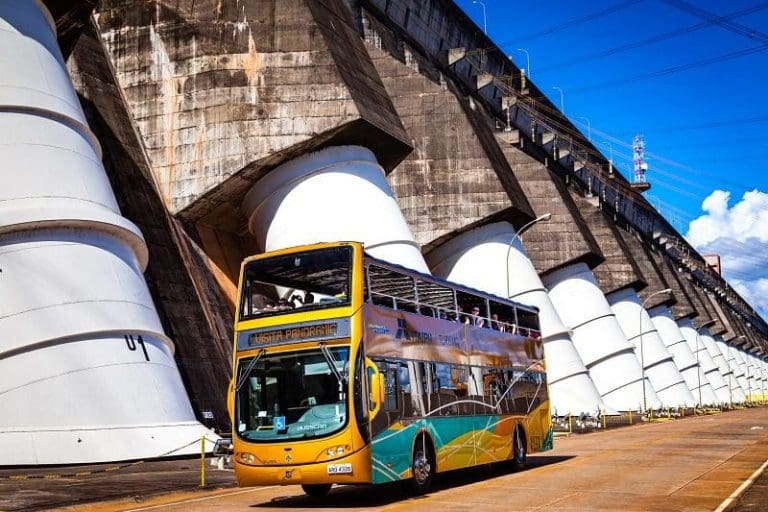 Ônibus conduz turistas durante a visita Itaipu Panorâmica, a mais procurada (Crédito: Rubens Fraulini/Itaipu Binacional)