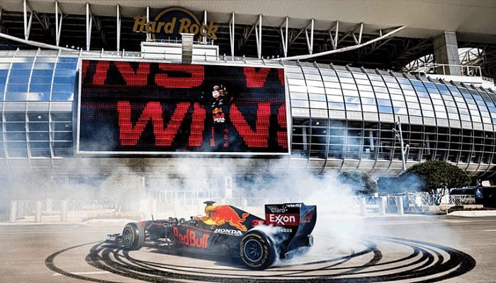 Carro de Fórmulça um em frente ao Hard Rock Stadium, em Miami