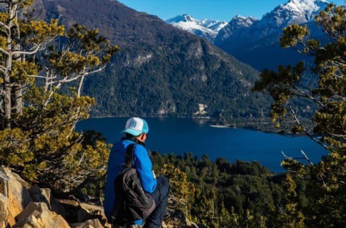 Homem em meio a natureza de bariloche