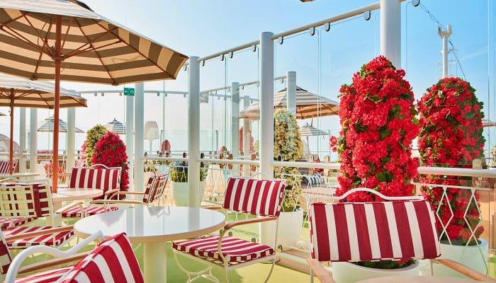 Uma das áreas de lazer ao ar livre do Costa Firenze, o Giardino del Fiore, mistura espreguiçadeiras e plantas