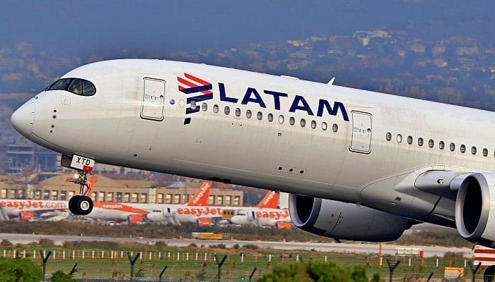 Detalhe de avião Boeing 787-900 da LATAM decolando de aeroporto (foto: Flickr)