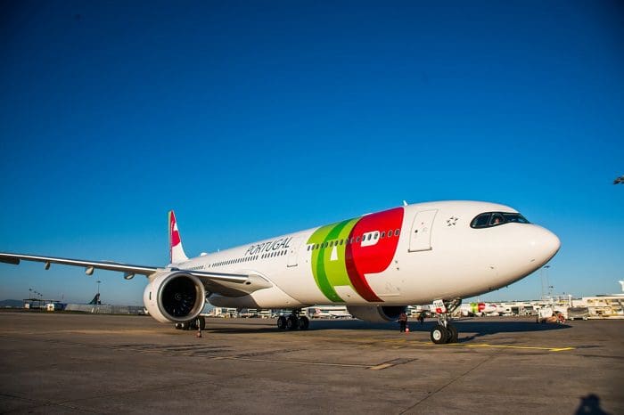 Avião da TAP Air Portugal, estacionado no aeroporto.