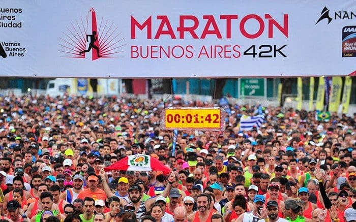 Atletas na maratona de Buenos Aires de 42 quilômetros, na Argentina.