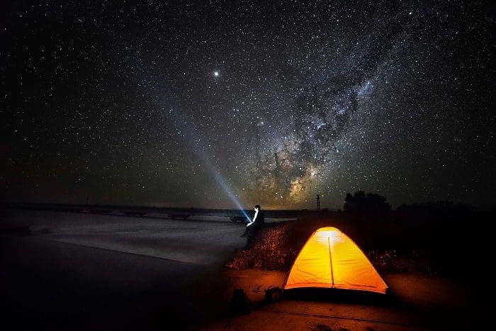 Imagem de um camping sob as estrelas na Argentina á noite, que o Visit Argentina enviou na carta-convite á Elon Musk.