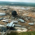 Construção do EPCOT, no Walt Disney World Resort, em 1981. Amanhã, o parque completará 40 anos de fundação.
