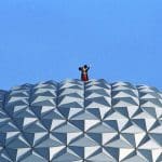Mickey Mouse no topo do Spaceship Earth no parque em 1993.