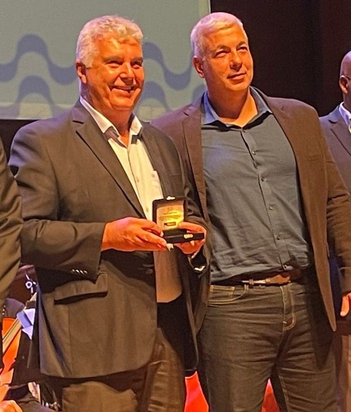 No evento de 50 anos da Riotur, Alfredo Lopes, presidente da HotéisRIO (à esquerda), recebeu a Medalha de Mérito Turístico Comemorativa.