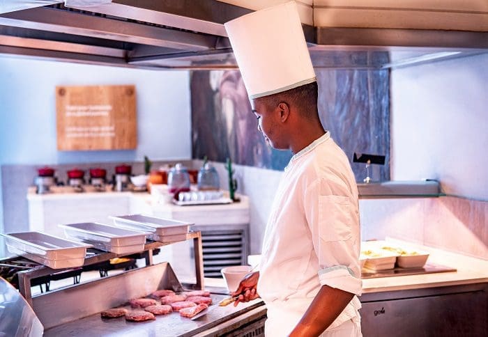 Com a diminuição do desperdício de alimentos, há benefícios para o grupo hoteleiro e para toda a sociedade mundial.