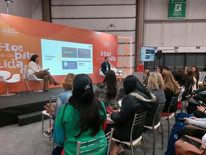 Participantes assistem palestra "Sustentabilidade e ESG na hotelaria", na Equipotel 2022.