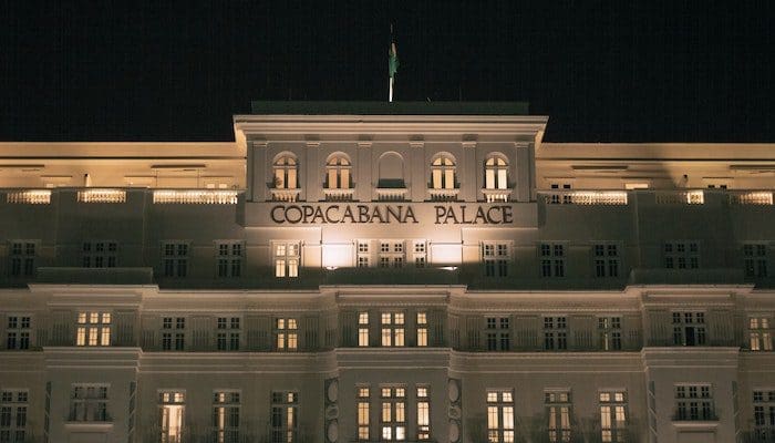 Fachada do Copacabana Palace a noite. O hotel venceu a categoria "leading hotel" do World Travel Awards 2022.