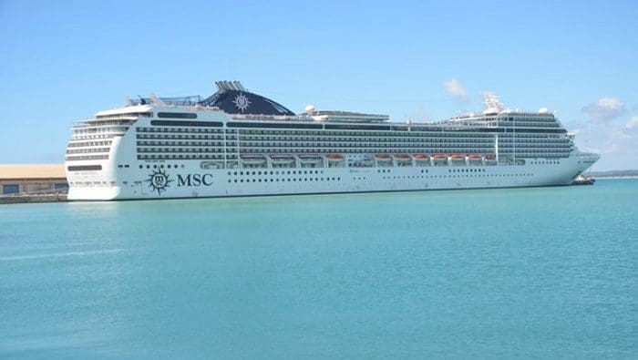 Navio da MSC navegando durante a temporada de cruzeiros