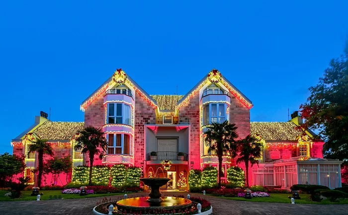 Fachada do Castelo Saint Andrews com iluminação de Natal. O hotel terá programação especial para comemorações de Natal e Ano Novo.