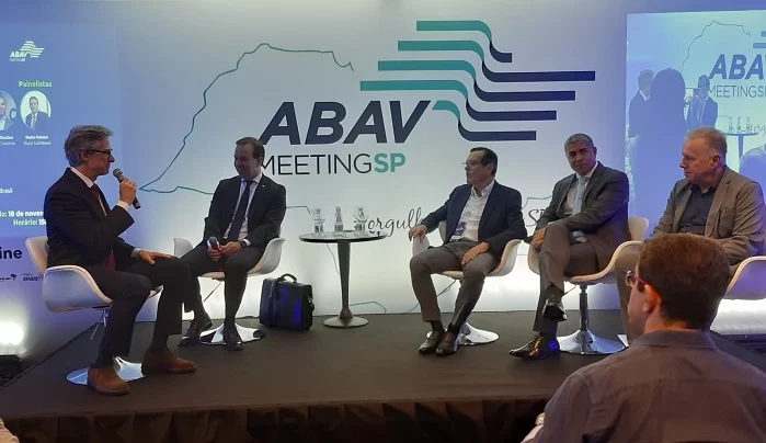 painel_de_cruzeiros_abav_meeting_sp Marco Ferraz, da CLIA Brasil, Adrian Ursili (MSC Cruzeiros), Mario Franco (Royal Caribbean), André Mercanti (Norwegian Cruise Line – NCL), e Dario Rustico (Costa Cruzeiros) falaram sobre o presente e o futuro dos cruzeiros no Brasil.