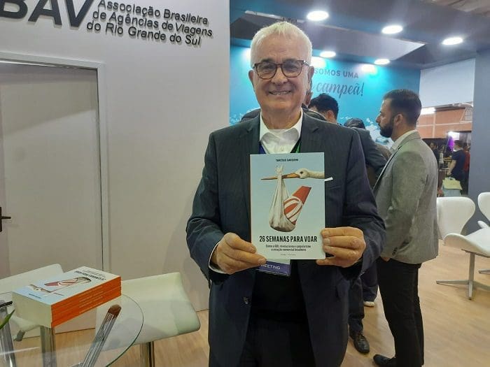 Tarcísio Gargioni, co-fundador da GOL Linhas Aéreas, lançou seu livro "26 horas para voar", um dos livros lançados no Festuris 2022.