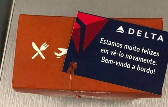 Delta celebra retorno ao Rio e presenteia passageiros com brigadeiro e bilhete especial