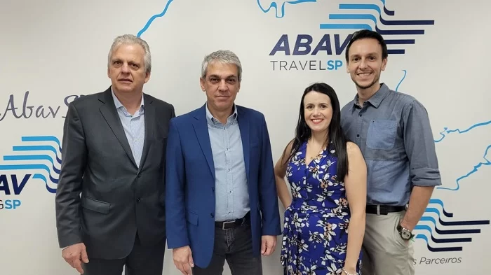 Edmar Bull, vice-presidente de relações institucionais, Fernando Santos, presidente, Juliana Assumpção, diretora de negócios, e Bruno Waltrick, vice-presidente financeiro. A ABAV-SP Aviesp anuncia comitês de tecnologia, hotelaria e companhias aéreas para 2023.